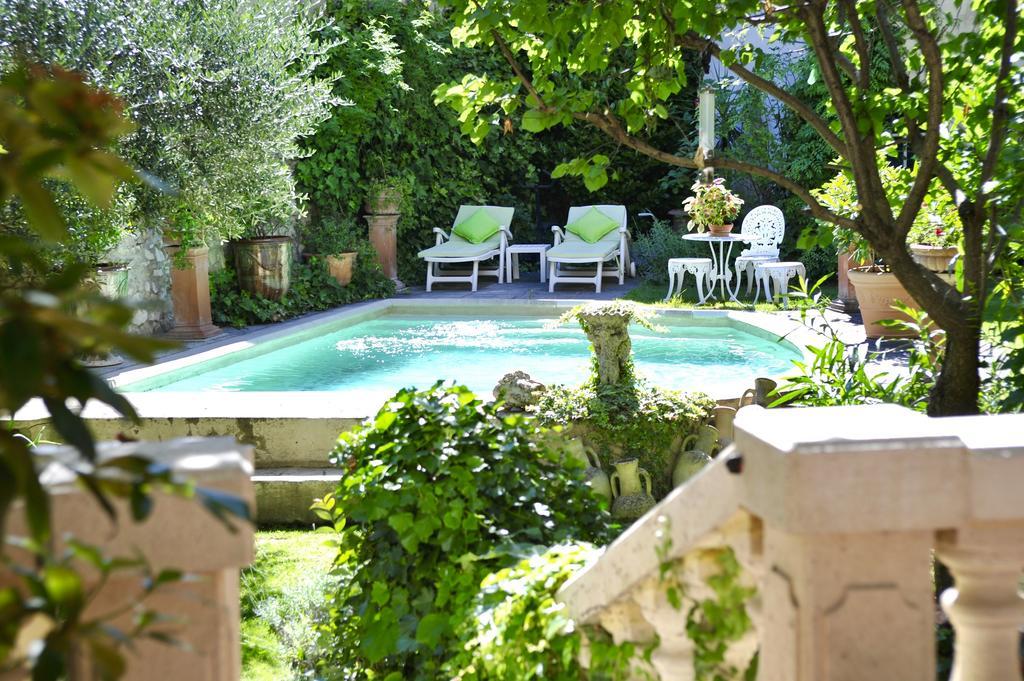 Les Saisons Bed & Breakfast วิลเนิฟ-เลส์-อาวิญง ภายนอก รูปภาพ