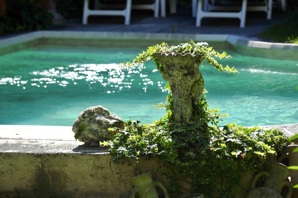 Les Saisons Bed & Breakfast วิลเนิฟ-เลส์-อาวิญง ภายนอก รูปภาพ