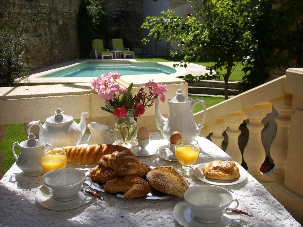Les Saisons Bed & Breakfast วิลเนิฟ-เลส์-อาวิญง ภายนอก รูปภาพ